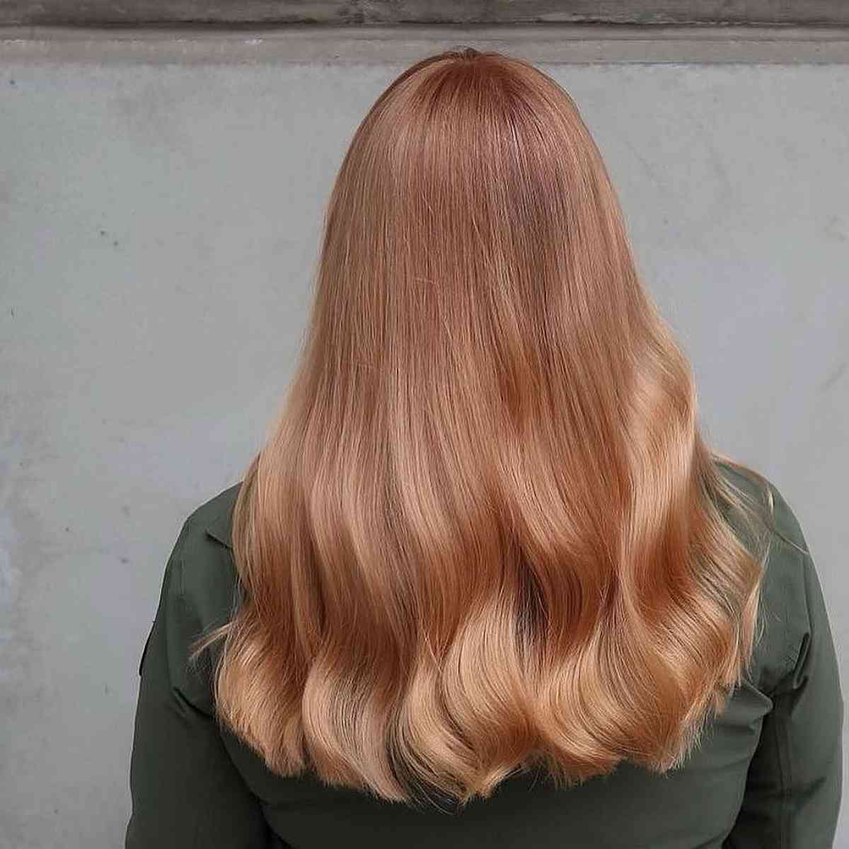 Cheveux mi-longs d'été avec couleur blonde fraise