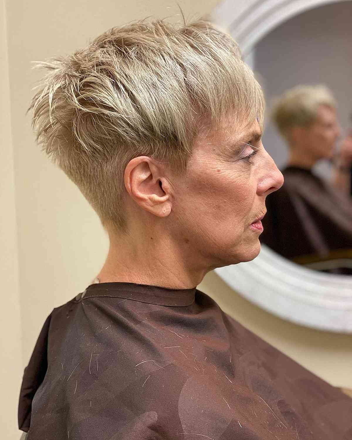 Coupe de cheveux Pixie effilée pour les femmes de plus de soixante-dix ans