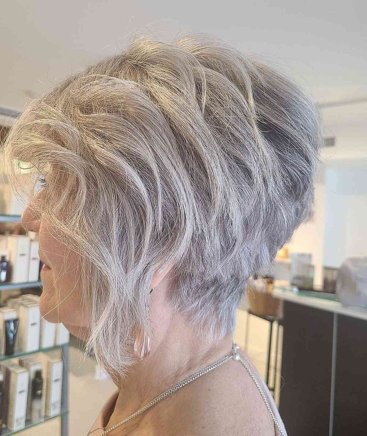 Coupe biseautée ondulée sur cheveux fins pour une femme de 70 ans