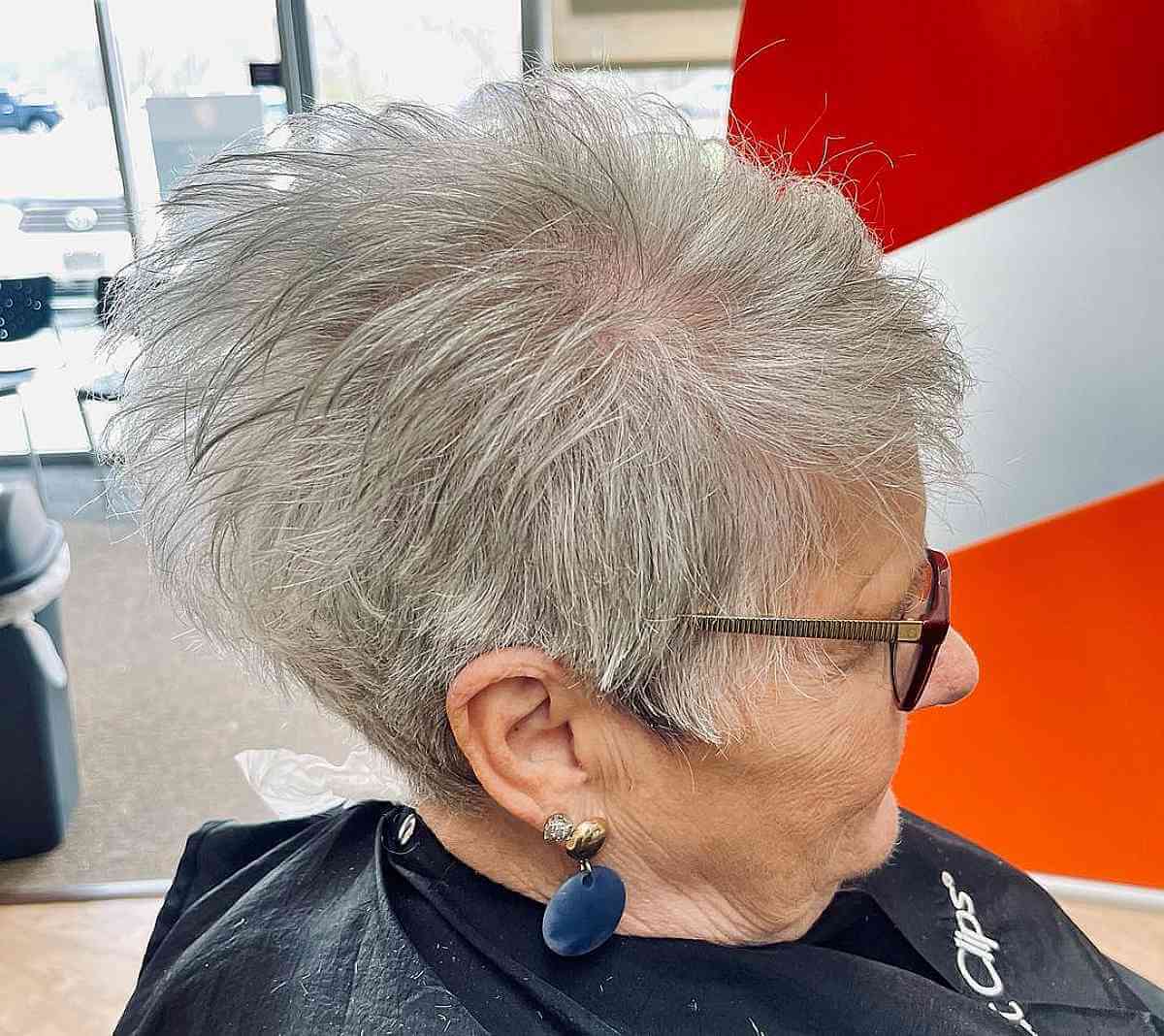 Coupe rasée très courte pour cheveux fins pour femmes de plus de 60 ans