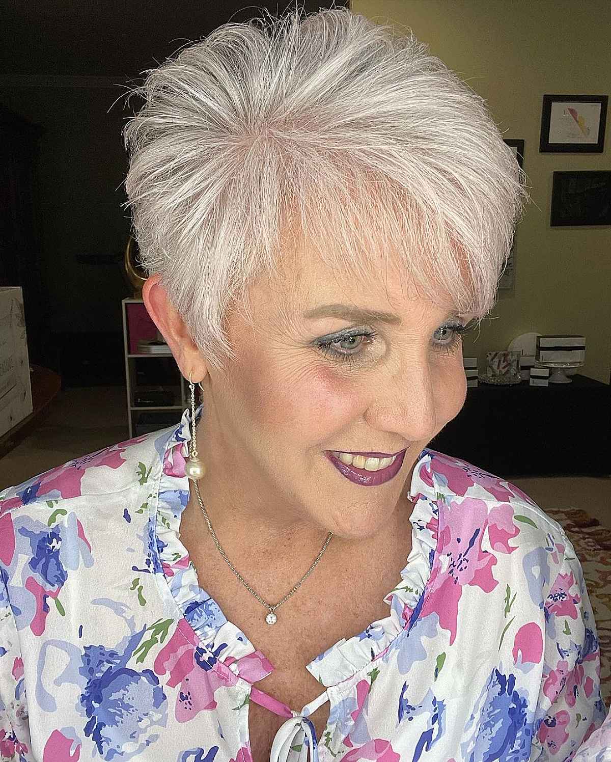 Style lutin volumineux pour les femmes âgées de 60 ans aux cheveux blancs