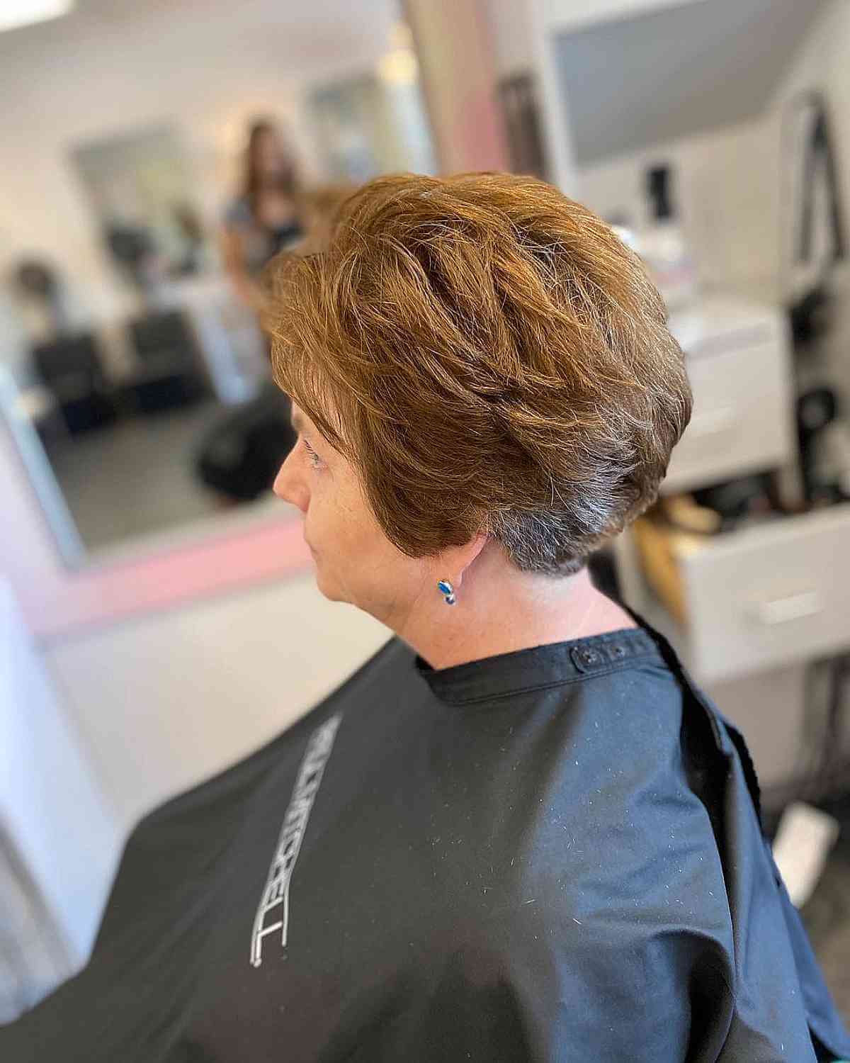Coupe de cheveux Wedge ronde Wash-and-Wear pour les femmes de 70 ans