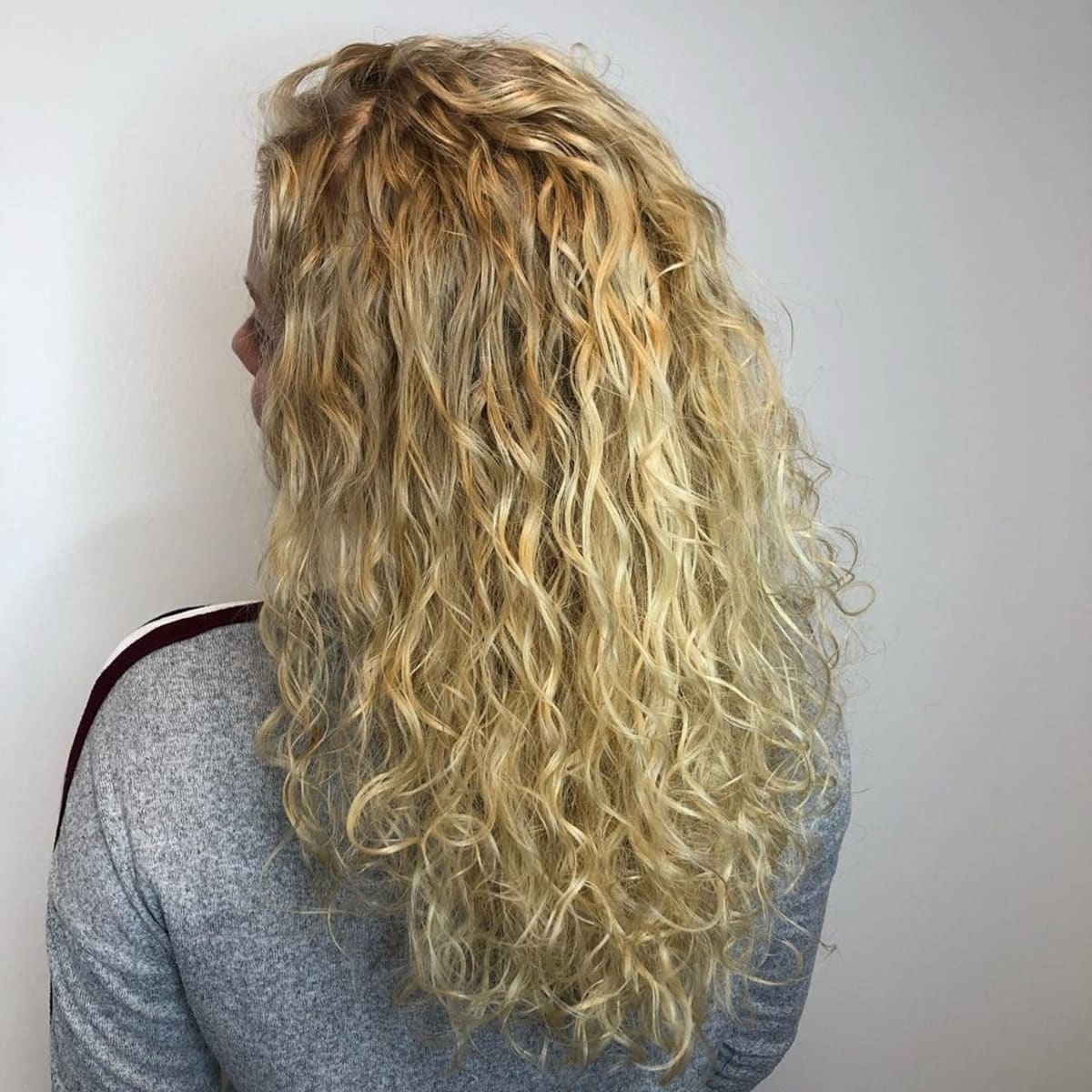 permanente en spirale ondulée sur cheveux blonds