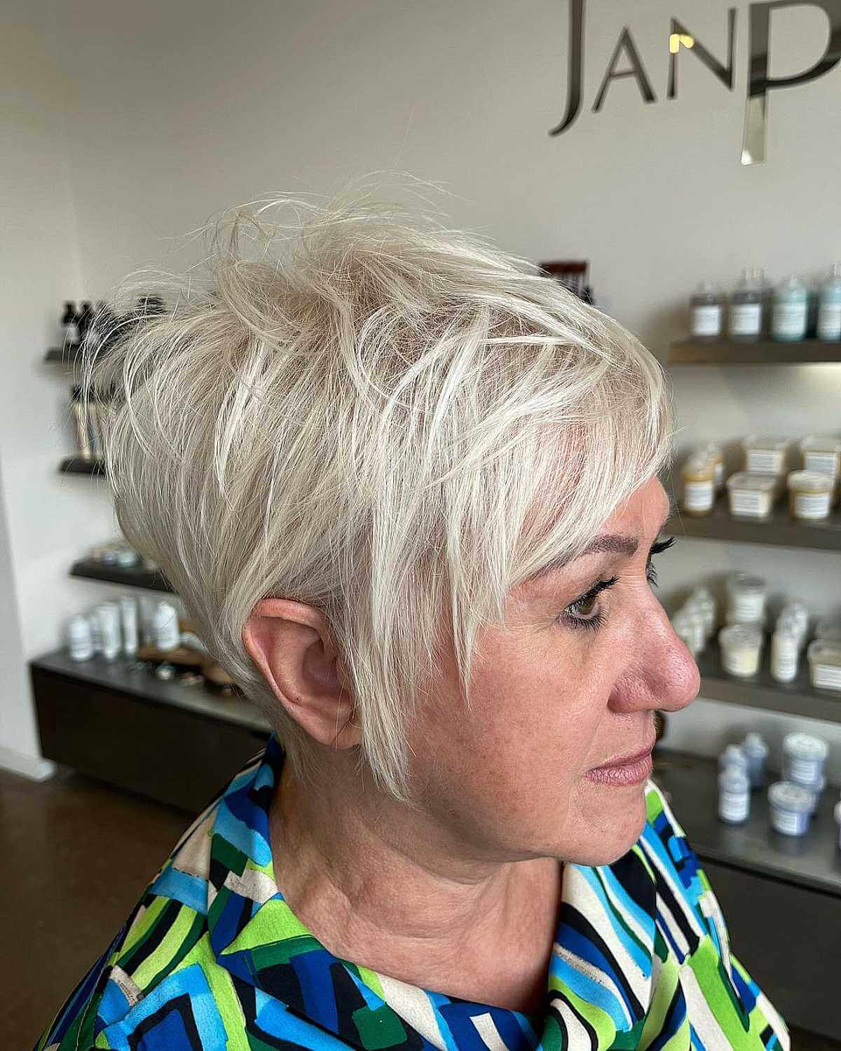 Long lutin blond blanc pour les femmes plus âgées aux cheveux fins