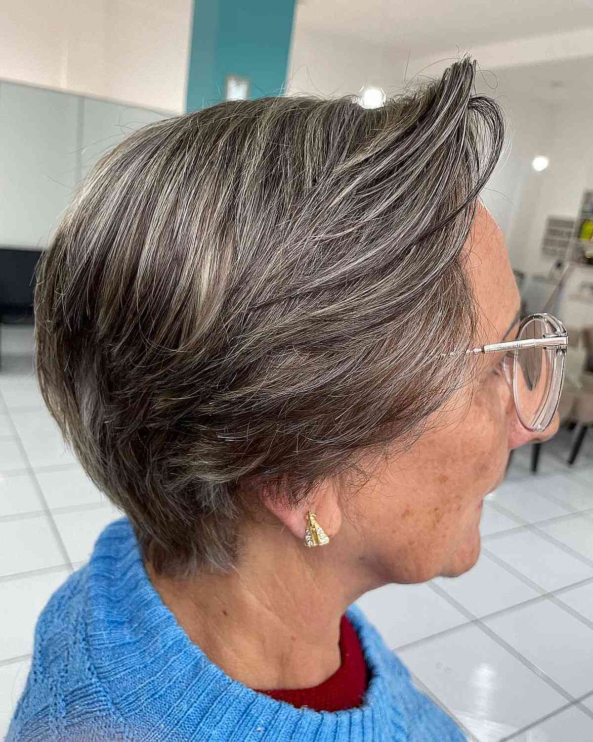 Wispy Pixie Cut sur les femmes aux cheveux fins dans la soixantaine