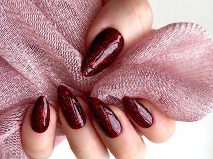 Conception d'ongles d'amande d'automne noir et rouge