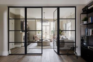 La porte à la française noire donne à votre maison un aspect distinctif