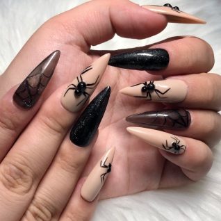 Conception d'ongles d'araignée d'Halloween noirs et nus