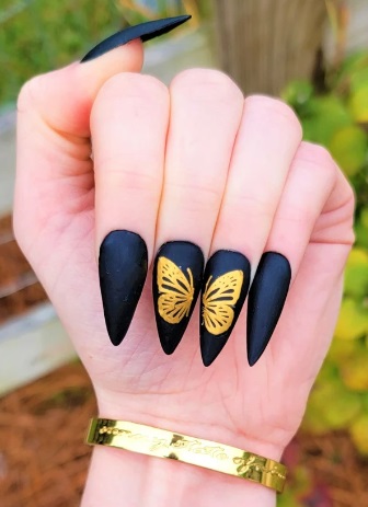 Art des ongles papillon noir mat et or