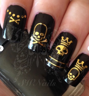 Ongles Scarry Haloween noir et or 
