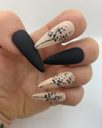 Ongles noirs et nude 