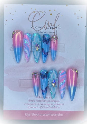 Conception d'ongles papillon stiletto bleu