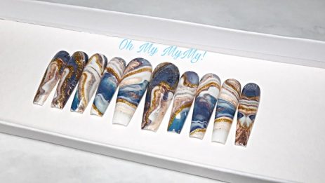 Conception d'ongles d'automne en marbre bleu blanc et tourbillon d'or