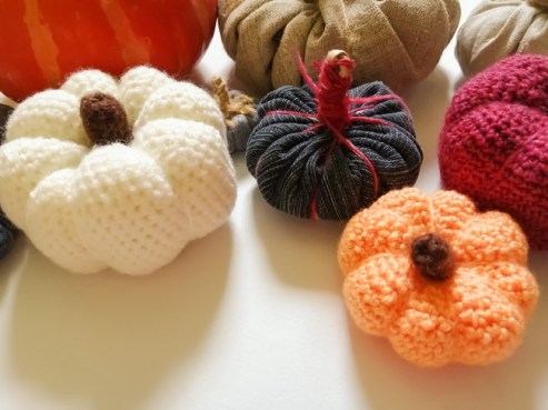 Citrouilles colorées en tissu tricoté. 28 idées de citrouilles en tissu à recréer cet automne