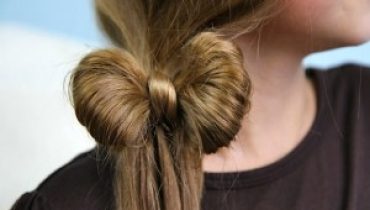 La coiffure en queue de cheval : créez un petit nœud dans votre queue de cheval !