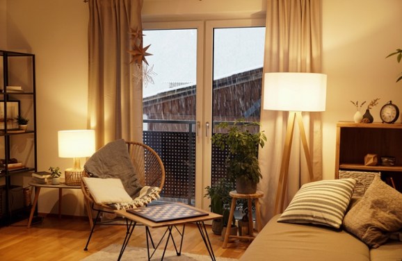 Installez des rideaux épais pour garder votre maison au chaud en hiver et économiser de l'argent sur la facture d'énergie