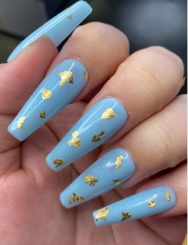 Ongles scintillants bleu clair avec des paillettes d'or