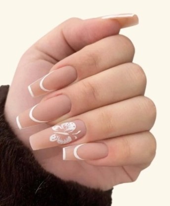 Conception d'ongles papillon nude