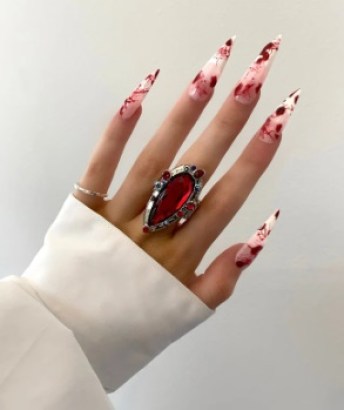 Conception d'ongles d'automne en acrylique rouge