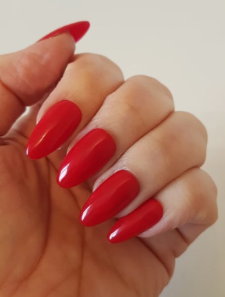 Ongles d'automne rouges ovales simples 