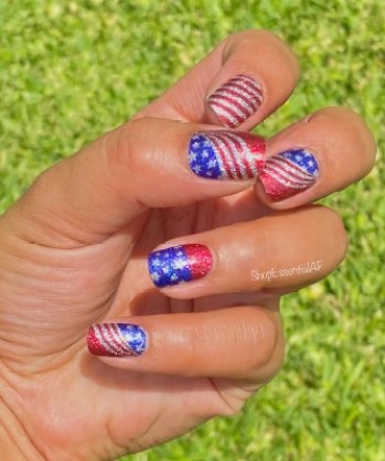 Des ongles patriotiques scintillants