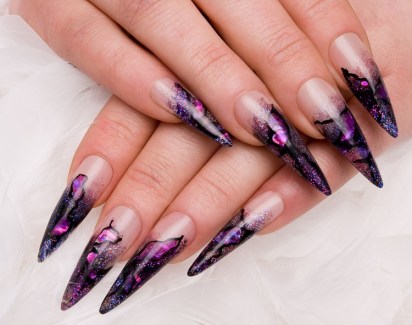 Ongles violets Stiletto parfaits pour la saison d'automne