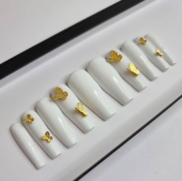 Ongles en acrylique papillon blanc et or