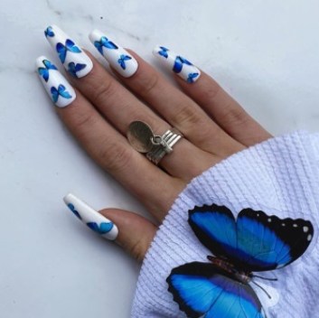 Ongles papillon blancs et bleus. Ongles papillon mignons que vous devriez essayer cet été