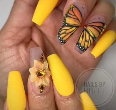 Ongles papillon jaune 