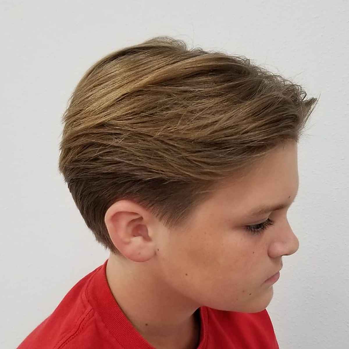 coupe de cheveux moderne pour garçon aux cheveux raides