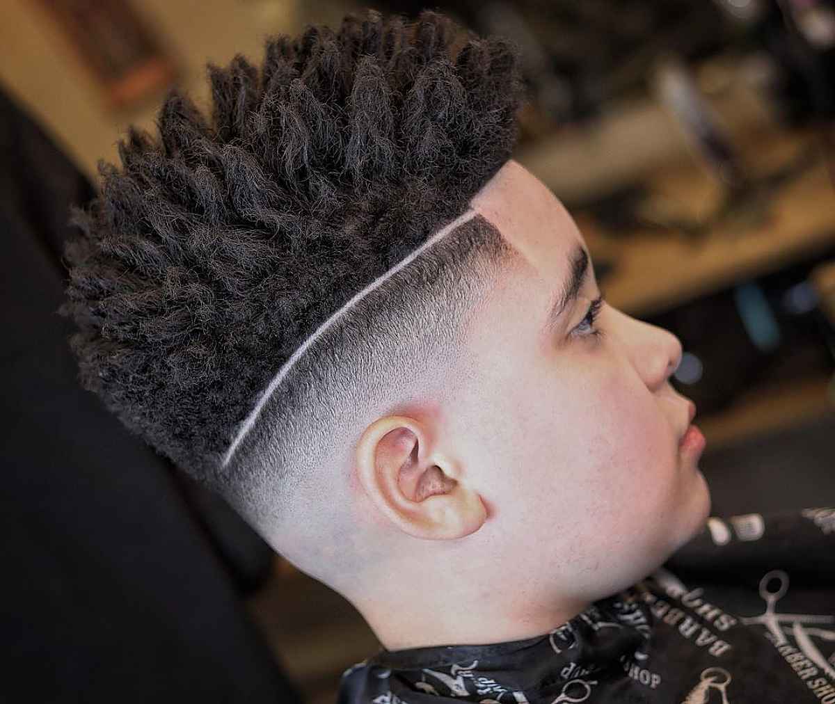 High Fade + partie chirurgicale pour les cheveux des garçons afro-américains