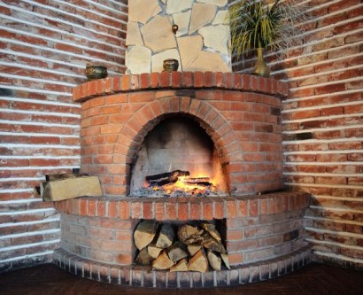 restaurer une vieille cheminée pour embellir votre maison cet hiver 