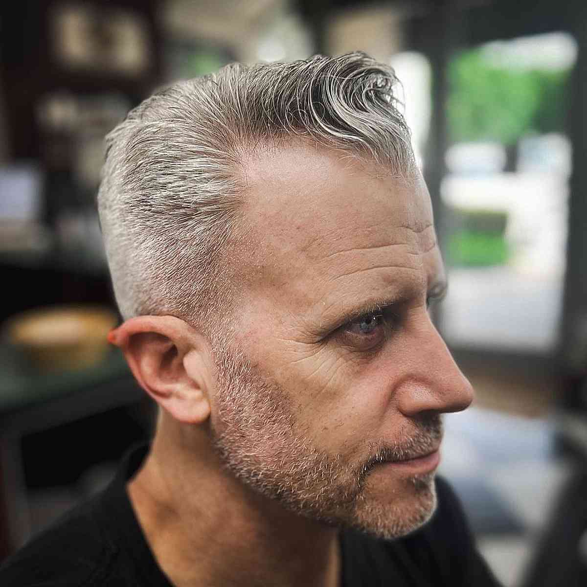 Le Pompadour argenté classique pour les hommes aux cheveux fins