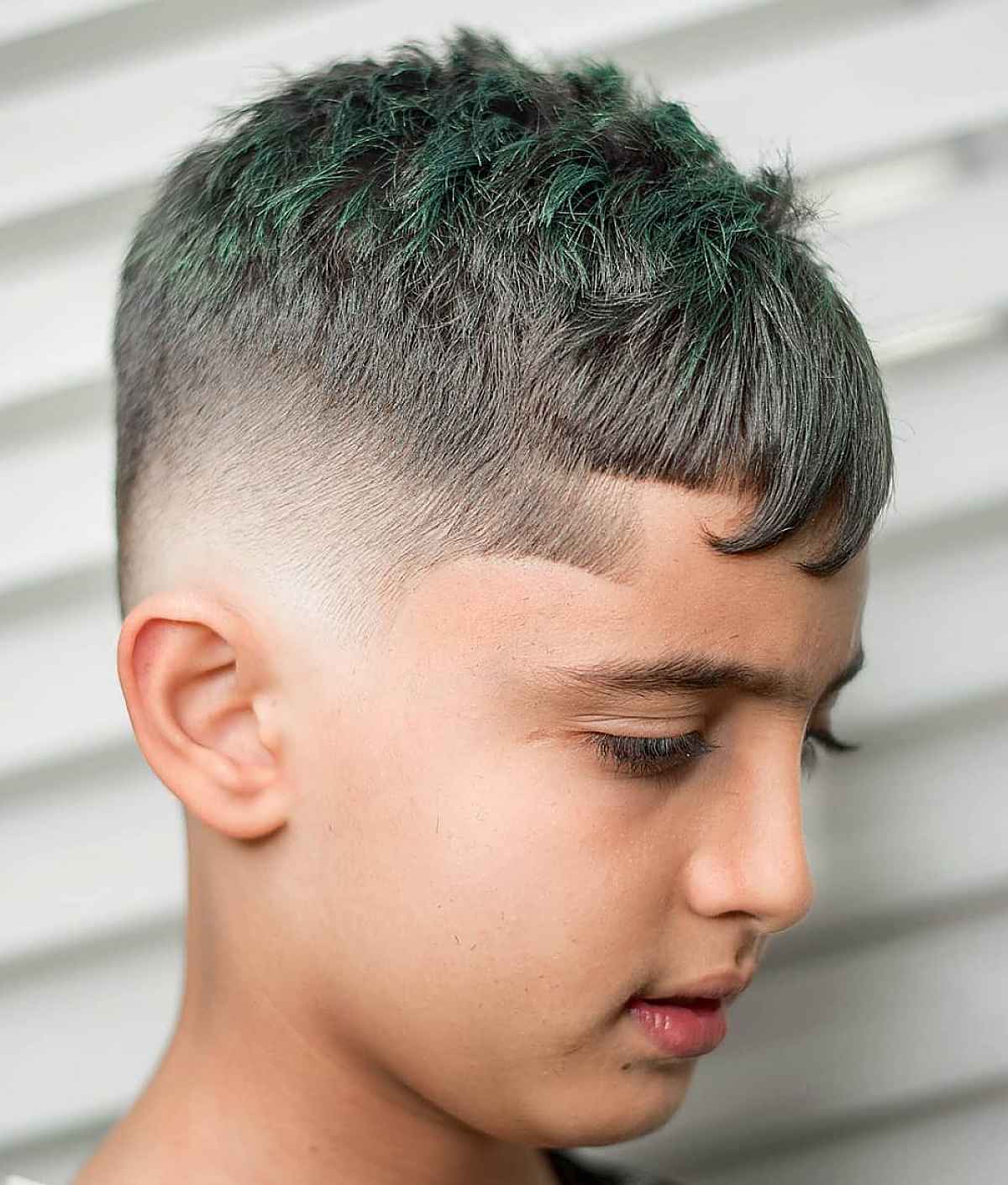 coupe de cheveux courte texturée pour tout-petit garçon