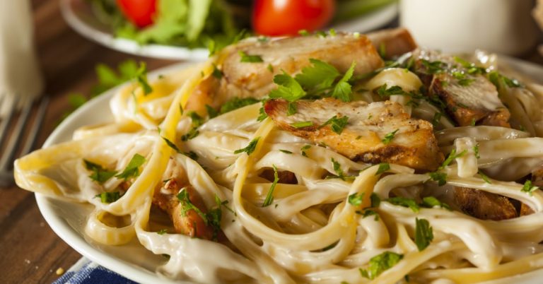 Chicken_Alfredo_Pasta_Garnished_With_Chopped_Parsley.jpg