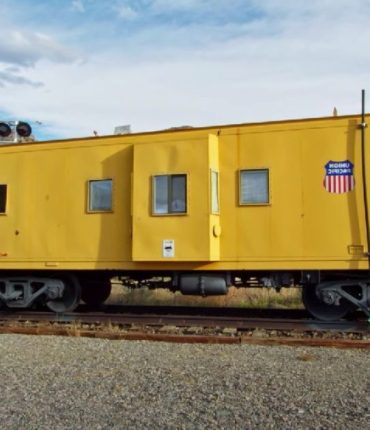 Un vieux fourgon de marchandises obtient une seconde chance et devient un refuge confortable avec un jacuzzi