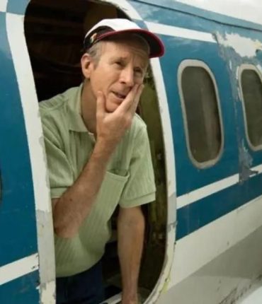 Une personne âgée paie 370 euros par mois pour vivre dans un avion de ligne échoué dans les bois