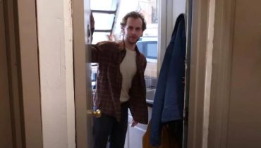 Un homme vit dans un petit appartement à New York au salaire minimum et montre comment il s’en sort