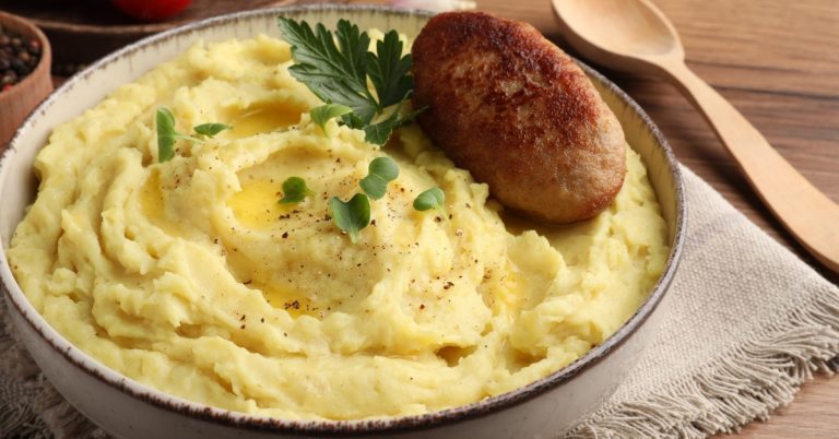 Homemade-Mashed-Potato-with-Cutlet-and-Parsley.jpg