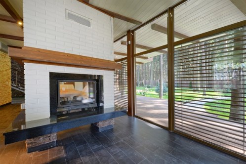 Installez un foyer extérieur à bois pour rendre la véranda confortable et invitante