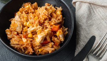 Une recette mexicaine de poulet et de riz à la casserole