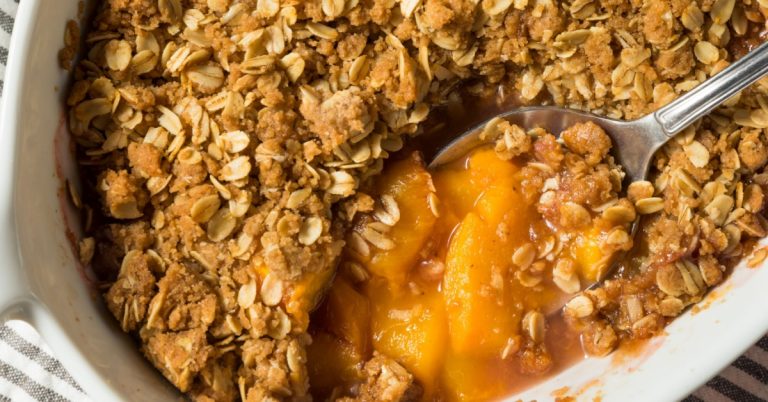 Peach_Crisp_With_Oatmeal_Toppings.jpg