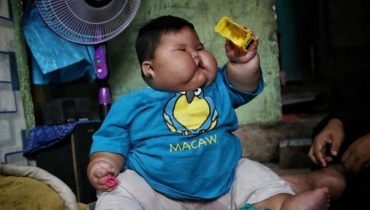 Un bébé indonésien pèse 27 kg, comme un enfant de 8 ans, et porte les vêtements de son père