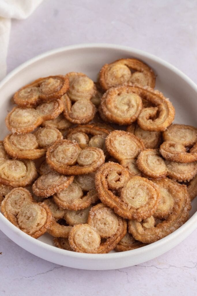 Bol de biscuits Palmier au sucre et à la cannelle