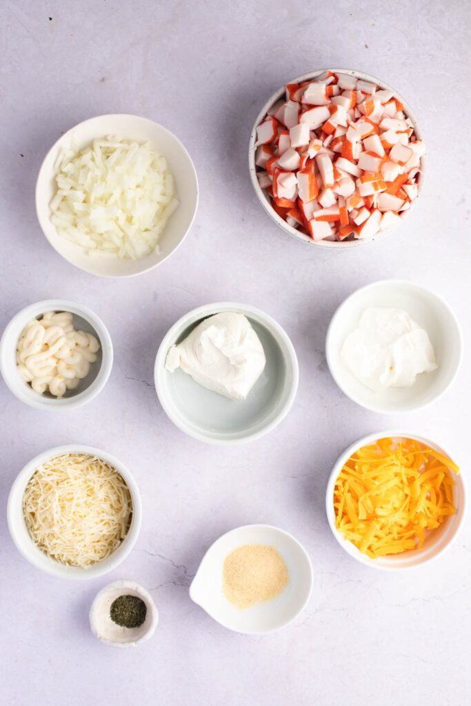 Ingrédients de la casserole de crabe - Imitation de crabe, oignon, mayonnaise, fromage, ail, poudre et persil