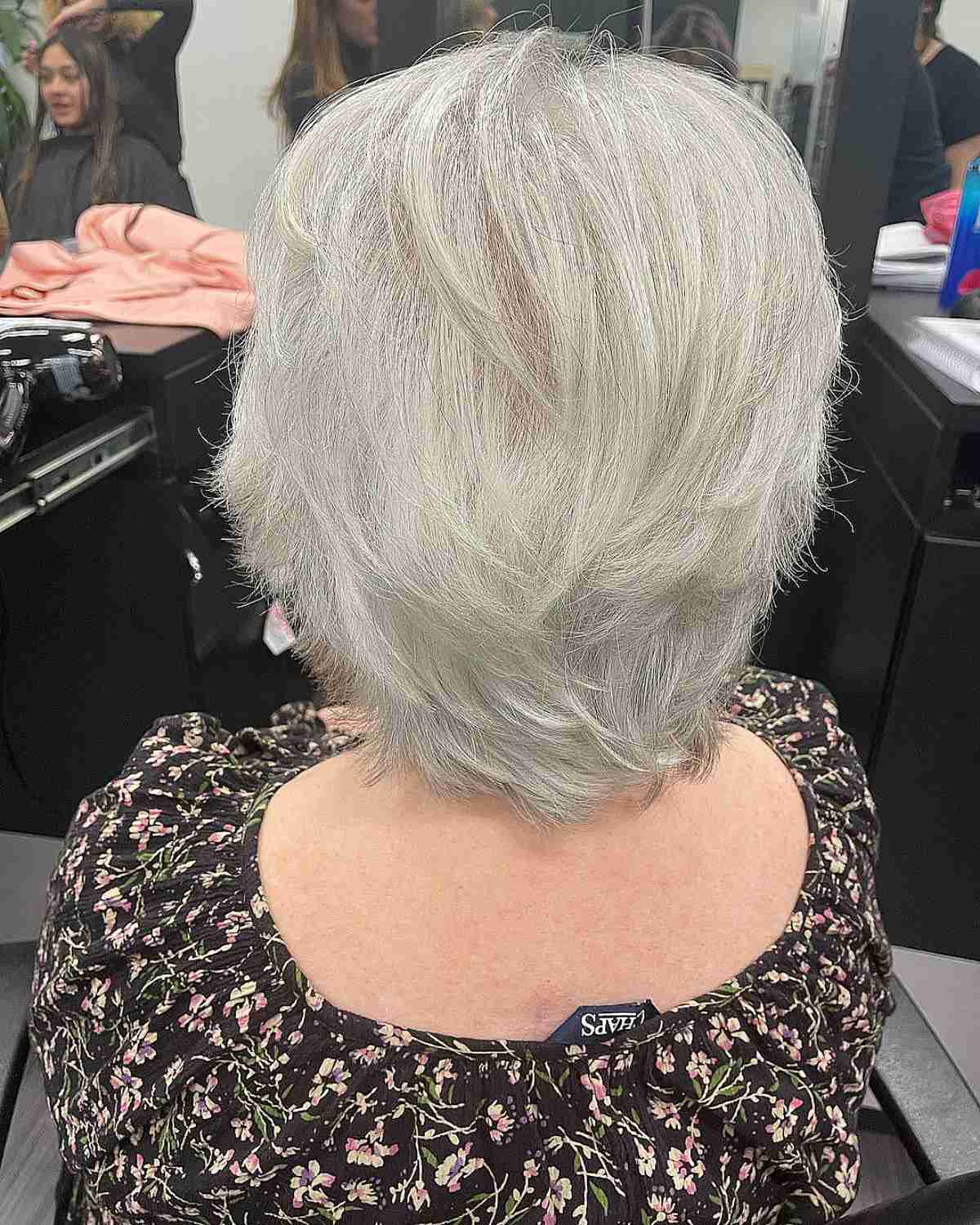 Shaggy Grey Pixie Hair avec des couches plumeuses pour les femmes de plus de soixante-dix ans
