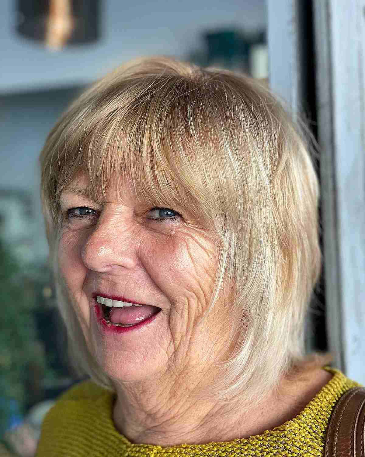 Shag court avec frange texturée pour les femmes de plus de 70 ans aux cheveux fins