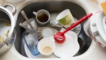 Un agent immobilier lui ordonne de laver toute la vaisselle avant la visite, ce qui laisse une femme perplexe