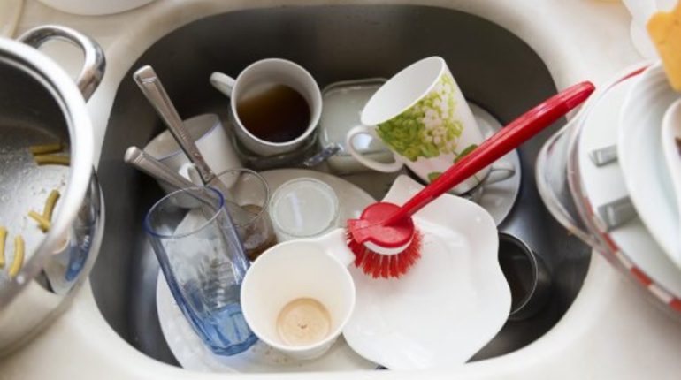 Un agent immobilier lui ordonne de laver toute la vaisselle avant la visite, ce qui laisse une femme perplexe