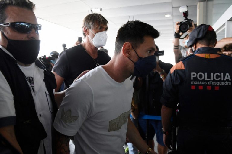 1441421-lionel-messi-est-arrive-a-l-aeroport-de-barcelone-il-est-attendu-a-paris-a-15h